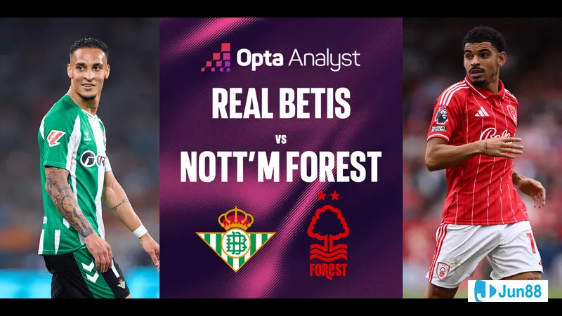 Cầu thủ Real Betis vượt qua cầu thủ Nottingham để tiến vào vòng cấm đối phương Cầu thủ Real Betis vượt qua cầu thủ Nottingham để tiến vào vòng cấm đối phương