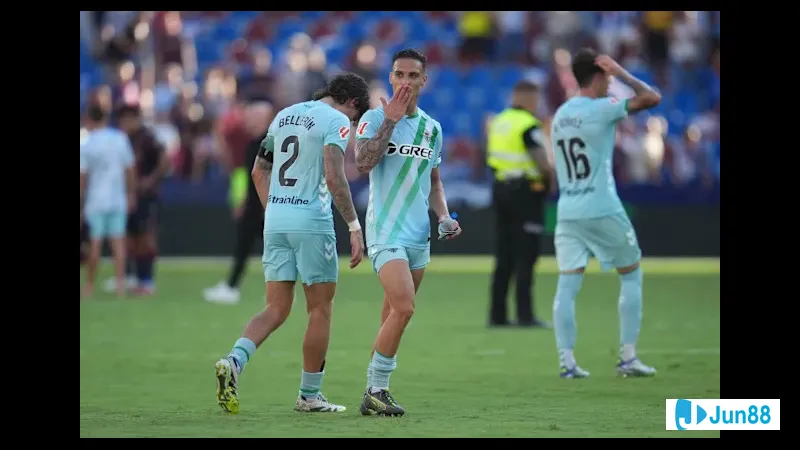 Cầu thủ Real Betis vượt qua hậu vệ Nottingham trong một khoảnh khắc kỹ thuật Cầu thủ Real Betis vượt qua hậu vệ Nottingham trong một khoảnh khắc kỹ thuật