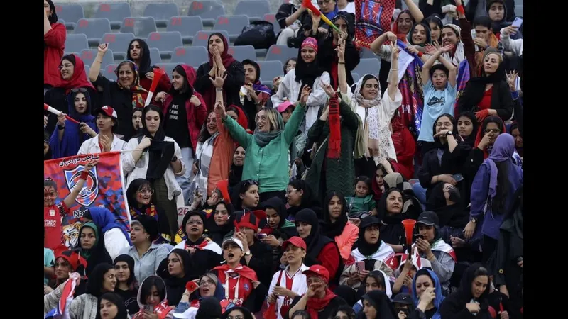 Cầu thủ Iran nỗ lực ghi bàn trong trận đấu với Tanzania Cầu thủ Iran nỗ lực ghi bàn trong trận đấu với Tanzania